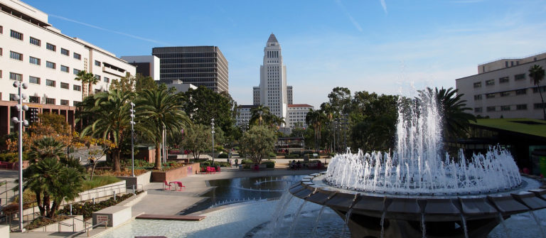 grand park avec la fontaine et la vue de city hall los angeles