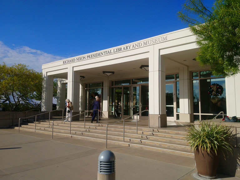 vue extérieure de l'entrée de la bibliothèque musée Richard Nixon