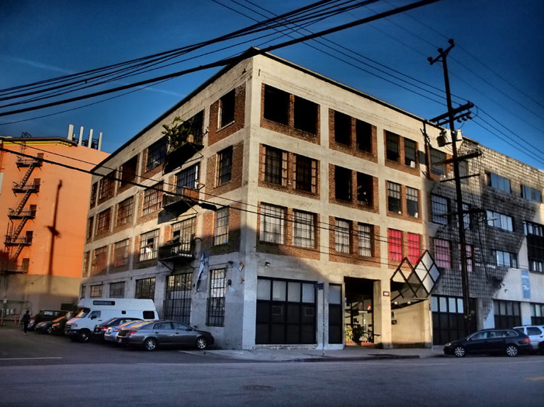 un ancien bâtiment industriel dans le quartier d'Art District à Los Angeles