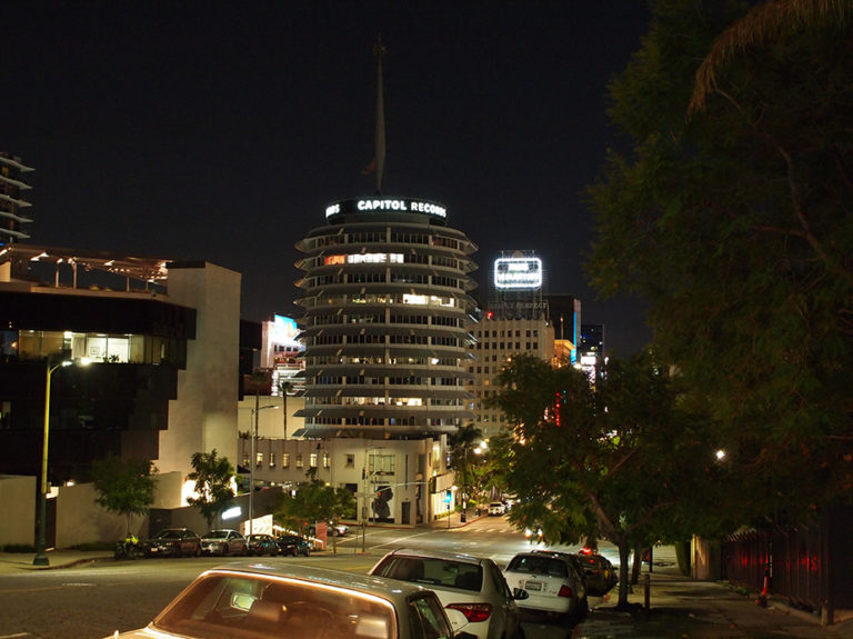 Vue de Vine street de nuit avec le building de Capital Record