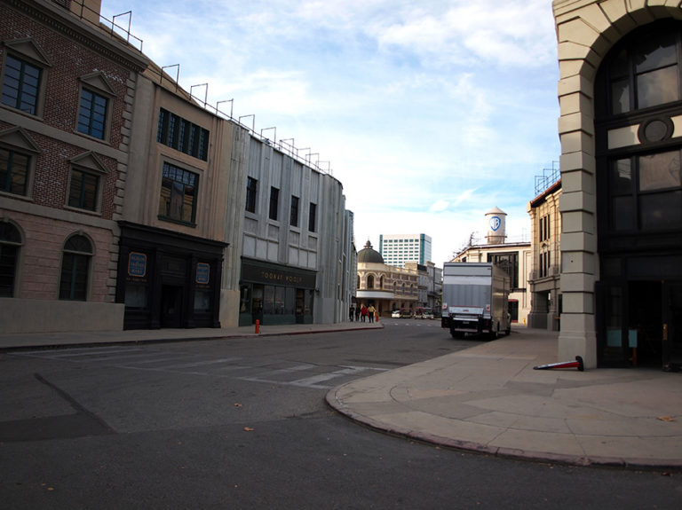 decors rue warner bros studios et chateau d'eau au fond