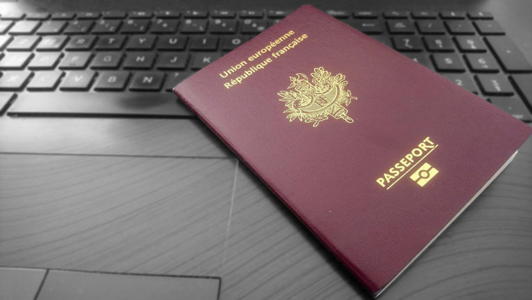 passeport sur un clavier d'ordinateur, élément indispnesable pour sa demande d'ESTA