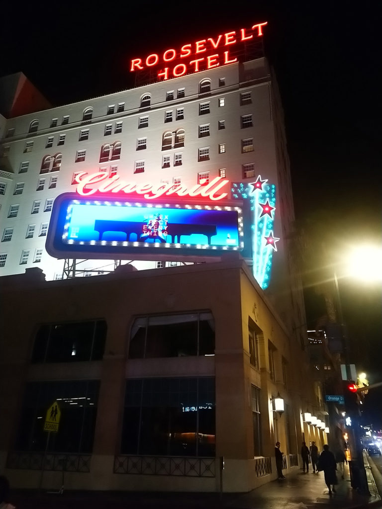 Hôtel Roosevelt à Hollywood de nuit