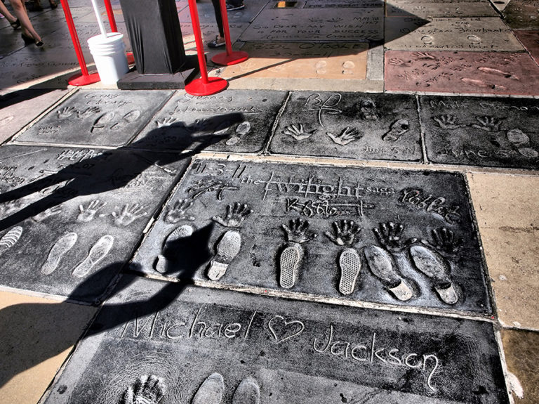 Parvis du TCL Chinese Theatre avec les empreintes de Mickael Jackson et Twilight