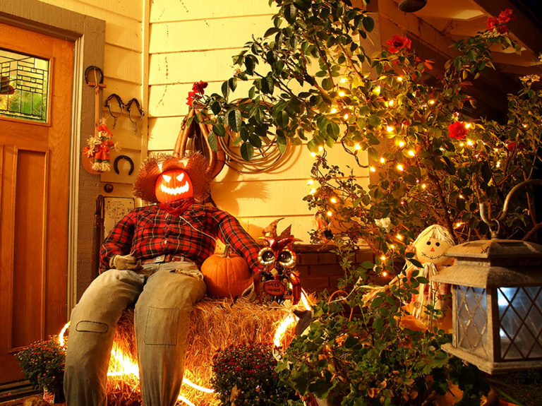 décorations d'halloween à Los Angeles devant une entrée d'une maison