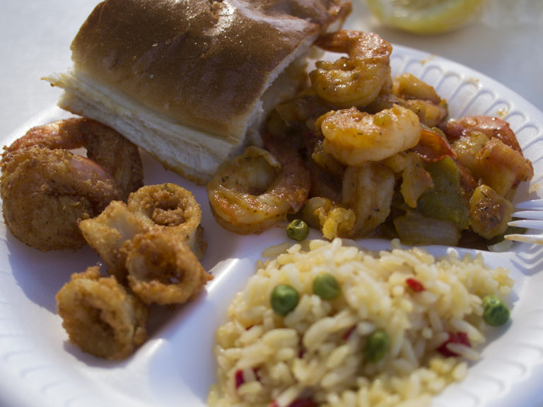 Une assiette de crevettes, de riz, de pain du Fish Market