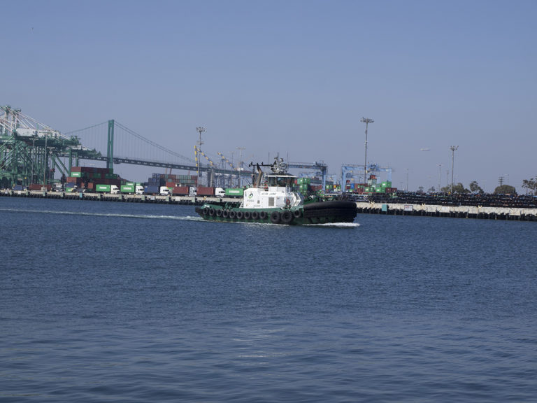 un remorqueur navigue dans le port de San Pedro