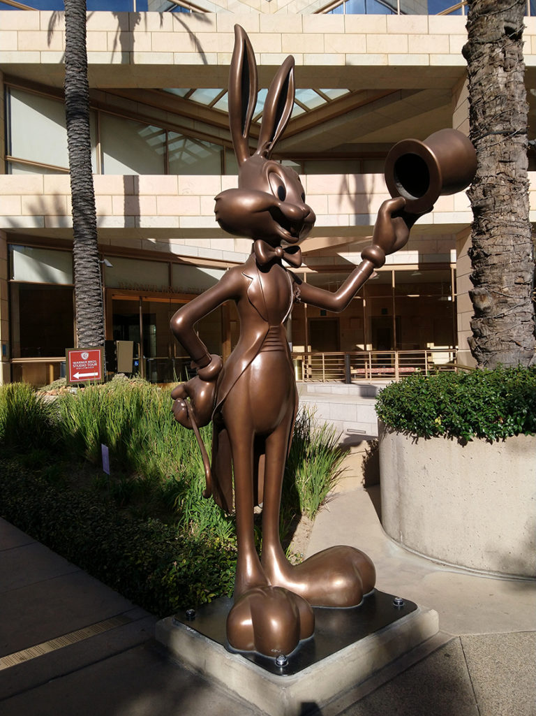 Statue de Bugs Bunny à l'entrée de Warner Bros Studios