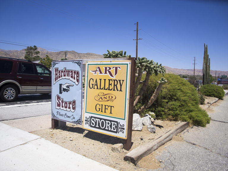 Acheter des souvenirs à Los Angeles, panneaux indiquants une boutique de souvenirs et d'arts sur la route de Joshua Tree National Park