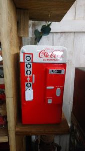 Mini machine Coca-Cola, souvenir chez un antiquaire Los Angeles