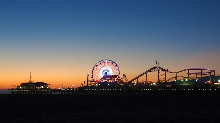 Jetée de Santa Monica de nuit depuis la plage